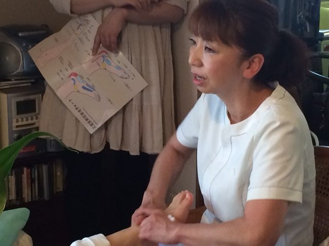 足つぼを施術しながら説明する土田君枝